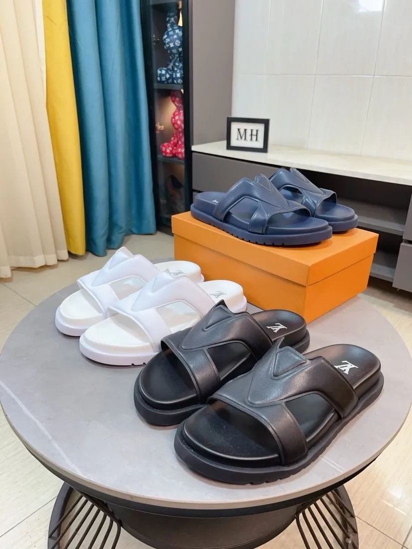 Men's shoes 💰360🌹🌹 (lv-Louis Vuitton) new men's sandals, high-end boutique, exquisite embossed logo decoration on the upper, fine workmanship, super soft soles, casual, loose and comfortable, a must-have in summer! \nsize：38-44